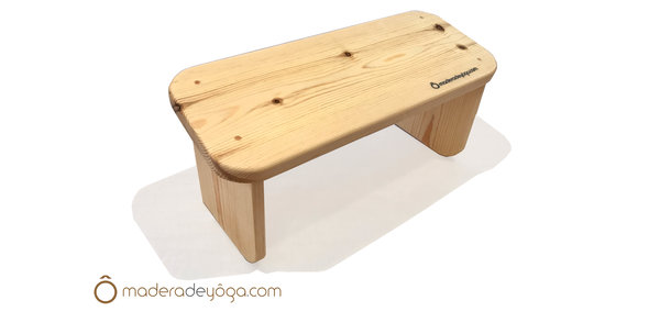 postura yoga con bloque de madera.articulos de madera para yoga.
